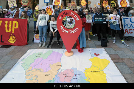 Campaigners Stage Oil Spill Outside Shell  HQ-stock-foto