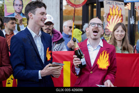 Campaigners Stage Oil Spill Outside Shell  HQ-stock-foto