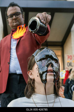 Campaigners Stage Oil Spill Outside Shell  HQ-stock-foto