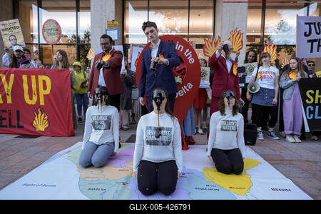 Campaigners Stage Oil Spill Outside Shell  HQ-stock-foto