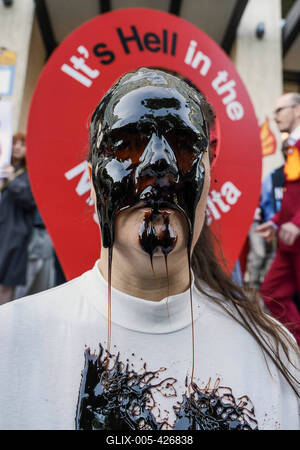 Campaigners Stage Oil Spill Outside Shell  HQ-stock-foto