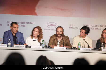 78eme Festival International du Film de Cannes. Conference de presse du film La venue de l'avenir. VOISIN-stock-foto