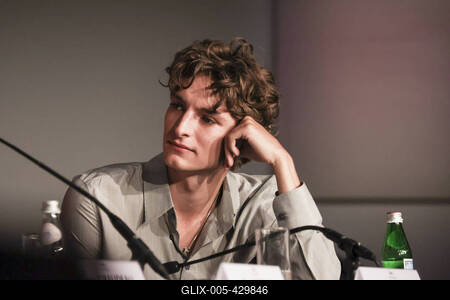 78eme Festival International du Film de Cannes. Conference de presse du film La venue de l'avenir. VOISIN-stock-foto