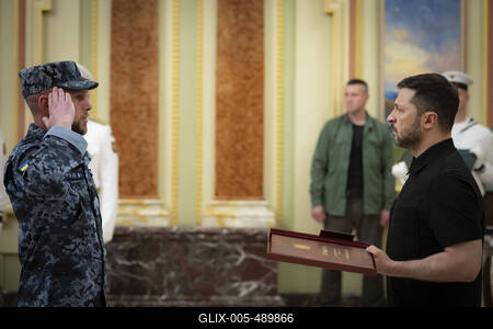 Ukrainian President, Volodymyr Zelenskyy, meets with naval veterans to present state awards-stock-foto