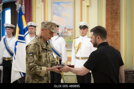 Ukrainian President, Volodymyr Zelenskyy, meets with naval veterans to present state awards-stock-foto