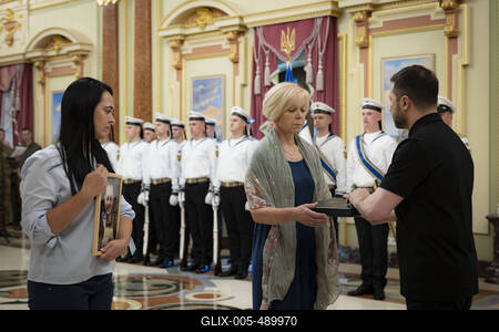 Ukrainian President, Volodymyr Zelenskyy, meets with naval veterans to present state awards-stock-foto