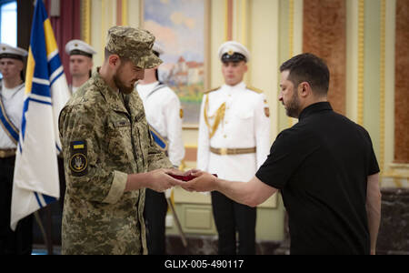 Ukrainian President, Volodymyr Zelenskyy, meets with naval veterans to present state awards-stock-foto
