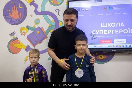 Ukrainian President, Volodymyr Zelenskyy, meets with students of the Superhero School receiving treatment at a children's hospital-stock-foto