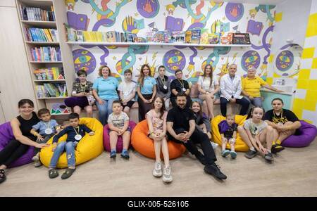 Ukrainian President, Volodymyr Zelenskyy, meets with students of the Superhero School receiving treatment at a children's hospital-stock-foto