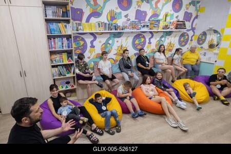 Ukrainian President, Volodymyr Zelenskyy, meets with students of the Superhero School receiving treatment at a children's hospital-stock-foto