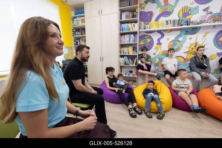 Ukrainian President, Volodymyr Zelenskyy, meets with students of the Superhero School receiving treatment at a children's hospital-stock-foto
