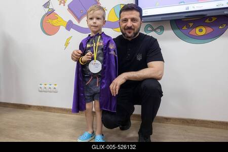 Ukrainian President, Volodymyr Zelenskyy, meets with students of the Superhero School receiving treatment at a children's hospital-stock-foto