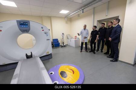 Ukrainian President, Volodymyr Zelenskyy, meets with students of the Superhero School receiving treatment at a children's hospital-stock-foto