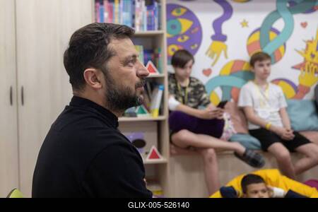 Ukrainian President, Volodymyr Zelenskyy, meets with students of the Superhero School receiving treatment at a children's hospital-stock-foto