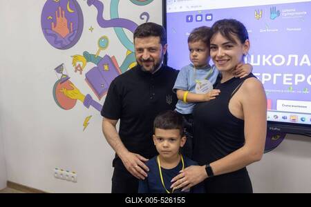 Ukrainian President, Volodymyr Zelenskyy, meets with students of the Superhero School receiving treatment at a children's hospital-stock-foto