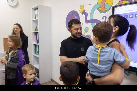 Ukrainian President, Volodymyr Zelenskyy, meets with students of the Superhero School receiving treatment at a children's hospital-stock-foto