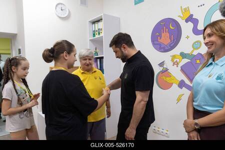 Ukrainian President, Volodymyr Zelenskyy, meets with students of the Superhero School receiving treatment at a children's hospital-stock-foto