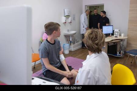 Ukrainian President, Volodymyr Zelenskyy, meets with students of the Superhero School receiving treatment at a children's hospital-stock-foto