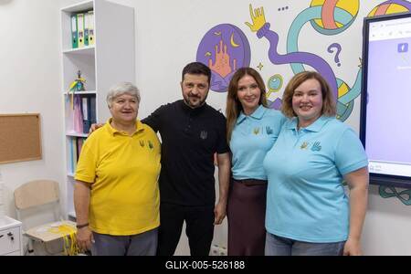 Ukrainian President, Volodymyr Zelenskyy, meets with students of the Superhero School receiving treatment at a children's hospital-stock-foto