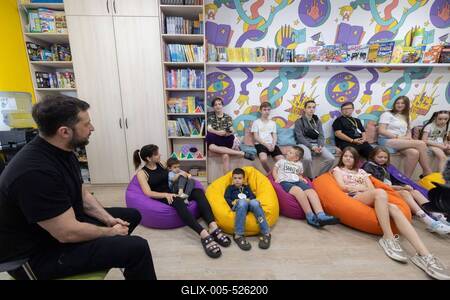 Ukrainian President, Volodymyr Zelenskyy, meets with students of the Superhero School receiving treatment at a children's hospital-stock-foto