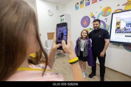 Ukrainian President, Volodymyr Zelenskyy, meets with students of the Superhero School receiving treatment at a children's hospital-stock-foto