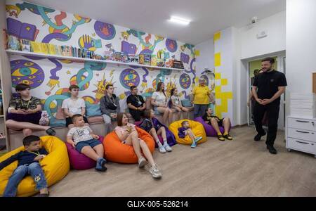 Ukrainian President, Volodymyr Zelenskyy, meets with students of the Superhero School receiving treatment at a children's hospital-stock-foto