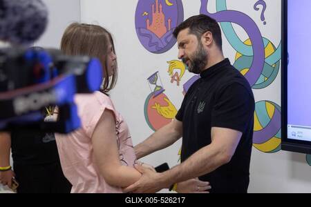 Ukrainian President, Volodymyr Zelenskyy, meets with students of the Superhero School receiving treatment at a children's hospital-stock-foto