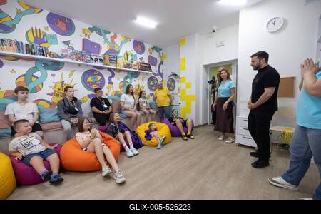 Ukrainian President, Volodymyr Zelenskyy, meets with students of the Superhero School receiving treatment at a children's hospital-stock-foto