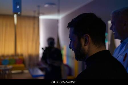 Ukrainian President, Volodymyr Zelenskyy, meets with students of the Superhero School receiving treatment at a children's hospital-stock-foto