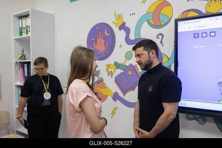 Ukrainian President, Volodymyr Zelenskyy, meets with students of the Superhero School receiving treatment at a children's hospital-stock-foto