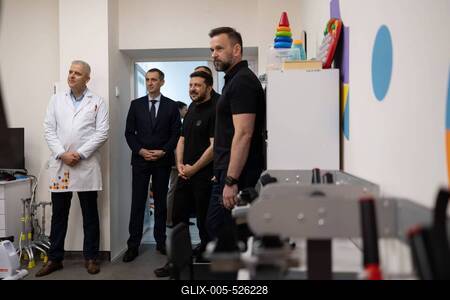 Ukrainian President, Volodymyr Zelenskyy, meets with students of the Superhero School receiving treatment at a children's hospital-stock-foto
