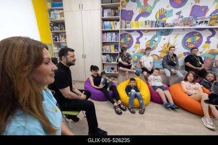 Ukrainian President, Volodymyr Zelenskyy, meets with students of the Superhero School receiving treatment at a children's hospital-stock-foto