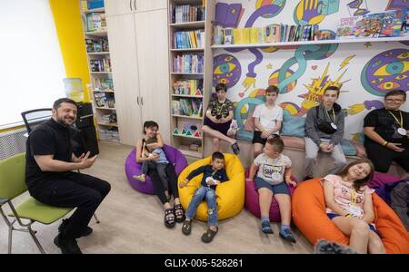 Ukrainian President, Volodymyr Zelenskyy, meets with students of the Superhero School receiving treatment at a children's hospital-stock-foto