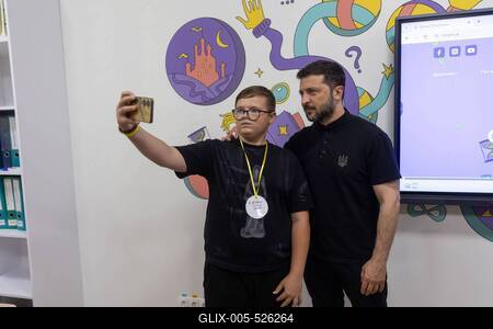 Ukrainian President, Volodymyr Zelenskyy, meets with students of the Superhero School receiving treatment at a children's hospital-stock-foto