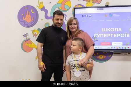 Ukrainian President, Volodymyr Zelenskyy, meets with students of the Superhero School receiving treatment at a children's hospital-stock-foto