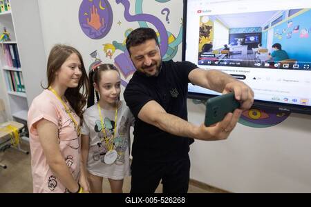 Ukrainian President, Volodymyr Zelenskyy, meets with students of the Superhero School receiving treatment at a children's hospital-stock-foto