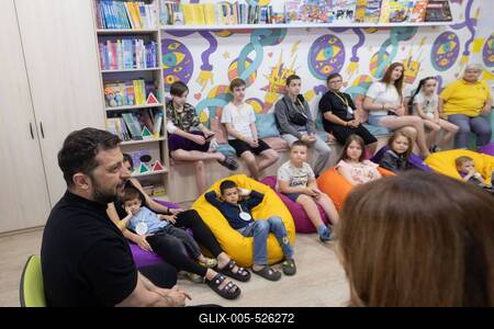 Ukrainian President, Volodymyr Zelenskyy, meets with students of the Superhero School receiving treatment at a children's hospital-stock-foto