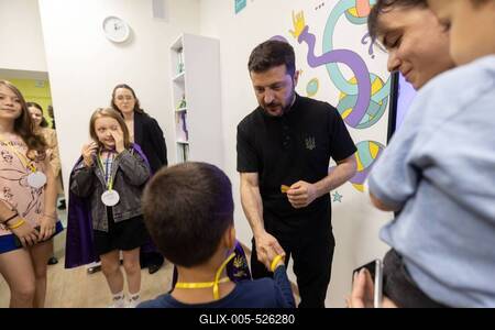 Ukrainian President, Volodymyr Zelenskyy, meets with students of the Superhero School receiving treatment at a children's hospital-stock-foto
