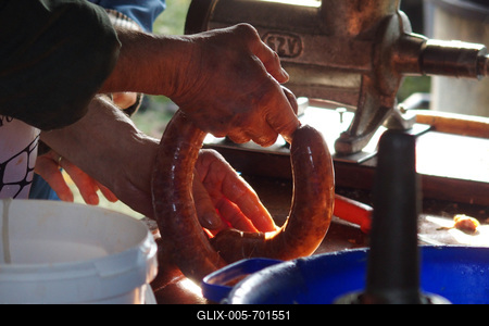 Kolbász készítés házilag.-stock-foto