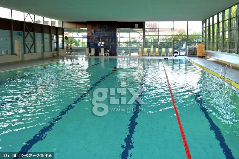 Stadt Neutraubling, Hallenbad. Kleines Nichtschwimmer-Becken sowie ein 25m Becken f?r Schwimmer. Schwimmb?der dienen der