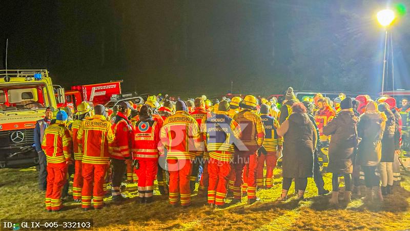 Happy End nach stundenlanger Suche von zweij?hrigem Kind im Ortenaukreis: Zweij?hriger Junge verschwindet beim Spielen von h?uslichem Anwesen im Schwarzwald ? gro?e Suche mit Hubschrauber, Mantrailerhunden und sogar Tauchern findet nach rund sieben