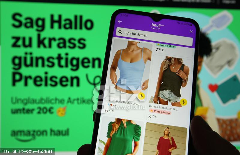 Auf einem Laptop wurde die Website von Amazon ge?ffnet. Davor wurde auf einem Smartphone die App von Amazon mit der Beta