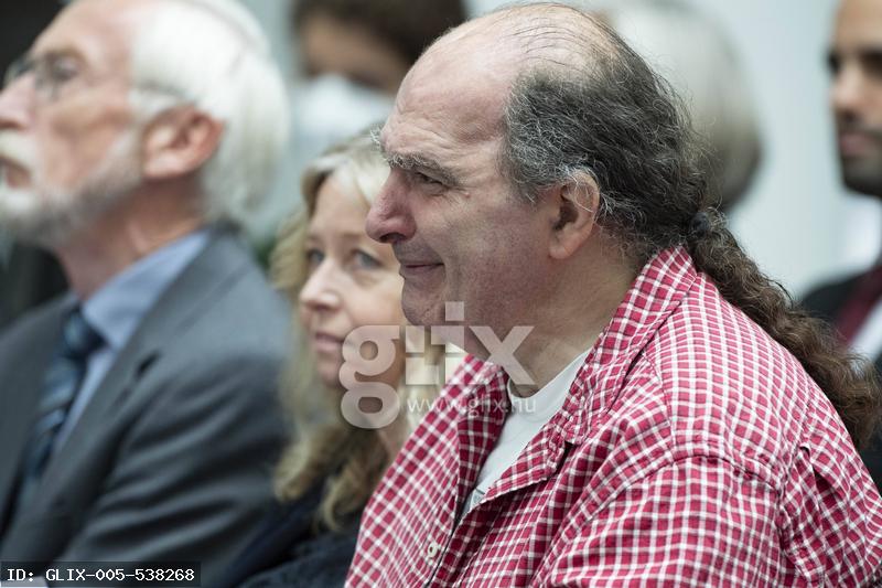 Preistraeger Vasilios NIKITAKIS hoert bewegt die Laudatio anlaesslich seiner Ordensverleihung, Vassilios Nikitakis, Koel