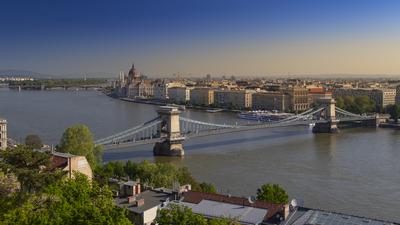 Budapest is the capital and the most populous city of Hungary, and one of the largest cities in the European Union. With an estimated 2016 population of 1,759,407 distributed over a land area of about 525 square kilometres (203 square miles), Budapest is also one of the most densely populated major cities in the EU.Budapest is cited as one of the most beautiful cities in Europe, ranked as "the world's second best city" by Condé Nast Traveler, and "Europe's 7th most idyllic place to live" by Forbes.-stock-foto