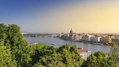 Budapest is the capital and the most populous city of Hungary, and one of the largest cities in the European Union. With an estimated 2016 population of 1,759,407 distributed over a land area of about 525 square kilometres (203 square miles), Budapest is also one of the most densely populated major cities in the EU.Budapest is cited as one of the most beautiful cities in Europe, ranked as "the world's second best city" by Condé Nast Traveler, and "Europe's 7th most idyllic place to live" by Forbes.-stock-foto