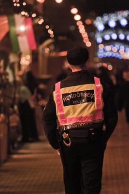 Elárasztották a rendõrök a debreceni karácsonyi vásárt-stock-foto