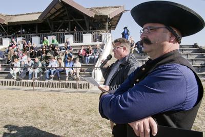 A magyar szürke szarvasmarha fajta népszerűsítése és a tenyészállat utánpótlást biztosító értékesítés a cél  a Magyar Szürke Bika Vásáron és Tenyészszemlén.Az árverésre kerülő tenyészállatok többsége a hortobágyi pásztorok keze alatt a Hortobágyi Nonprofit Kft. legelőin nevelkedtek.A megfelelő bikanevelést és minősítést a Magyar Szürke Szarvasmarhát Tenyésztők Egyesülete felügyeli. Az Egyesület és a cég közötti szoros szakmai kapcsolat eredményei ezek a tenyészállatok, melyek a fajta fenntartásának zálogai.A rendezvény helyszínén, a Pusztai Állatparkban ilyenkor a harmadéves vagyis harmadfű, fajta jellegének megfelelő, több minősítésen is átesett, külterjesen fölnevelt tenyészbikák vonulnak fel és kerülnek árverésre. Mind a nagyközönségnek, mind pedig a szakembereknek különleges élményt nyújt a tenyészállatok látványa és a hortobágyi gulyások szakmai fogásai, melyeket a mindennapi munkájuk során is alkalmaznak.-stock-foto