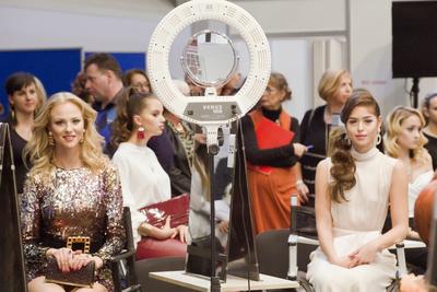 Magyarország legnagyobb szépségipari kiállítása zajlott 2018.10.26-28 között a HUNGEXPO G pavilonjában. A nagyszabású rendezvényen az iparág három nagyobb területe (kozmetika, fodrászat, kéz és lábápolás) adott egymásnak találkozót, és felvonultatta innovációit, valamint legjobb termékeit a szakembereknek, és az érdeklődő, minden korosztályt és nemet képviselő nagyközönségnek.-stock-photo