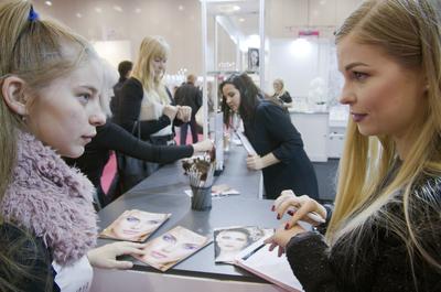 Magyarország legnagyobb szépségipari kiállítása zajlott 2018.10.26-28 között a HUNGEXPO G pavilonjában. A nagyszabású rendezvényen az iparág három nagyobb területe (kozmetika, fodrászat, kéz és lábápolás) adott egymásnak találkozót, és felvonultatta innovációit, valamint legjobb termékeit a szakembereknek, és az érdeklődő, minden korosztályt és nemet képviselő nagyközönségnek.-stock-photo