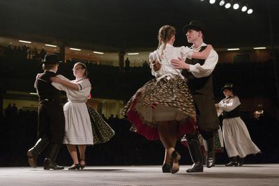 Az idén 65 éves Debreceni Hajdú Táncegyüttes számára mérföldkő volt a Fölszállott a páva, az MTVA és a Hagyományok Háza közös tehetségkutató műsorának döntője. Debrecent, Hajdú-Bihart képviselték, a város, a környék egyként izgult értük. A Debreceni Tavaszi Fesztiválba illesztett gálaműsorukkal köszönetet mondanak-énekelnek- táncolnak az őket támogató közönségnek.-stock-foto